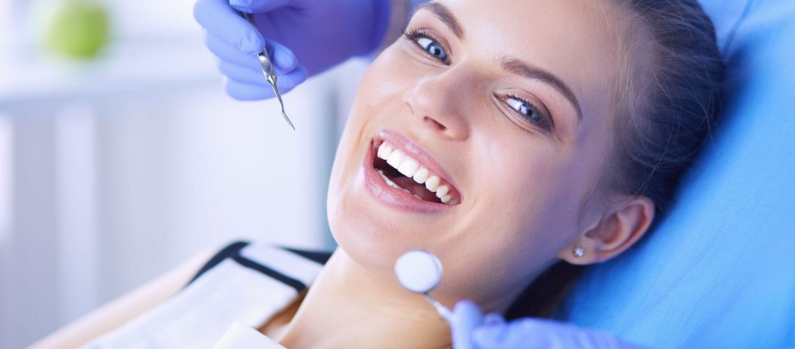 Featsmilingwomanblonde